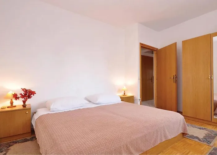 Pet Friendly In With Kitchen