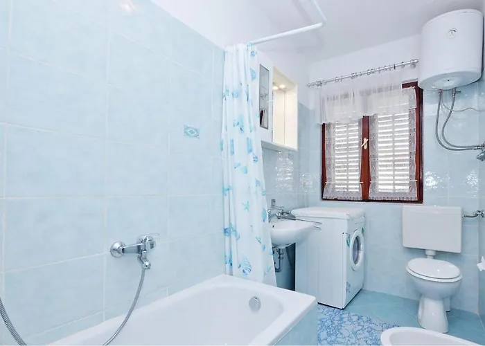 Pet Friendly In With Kitchen *